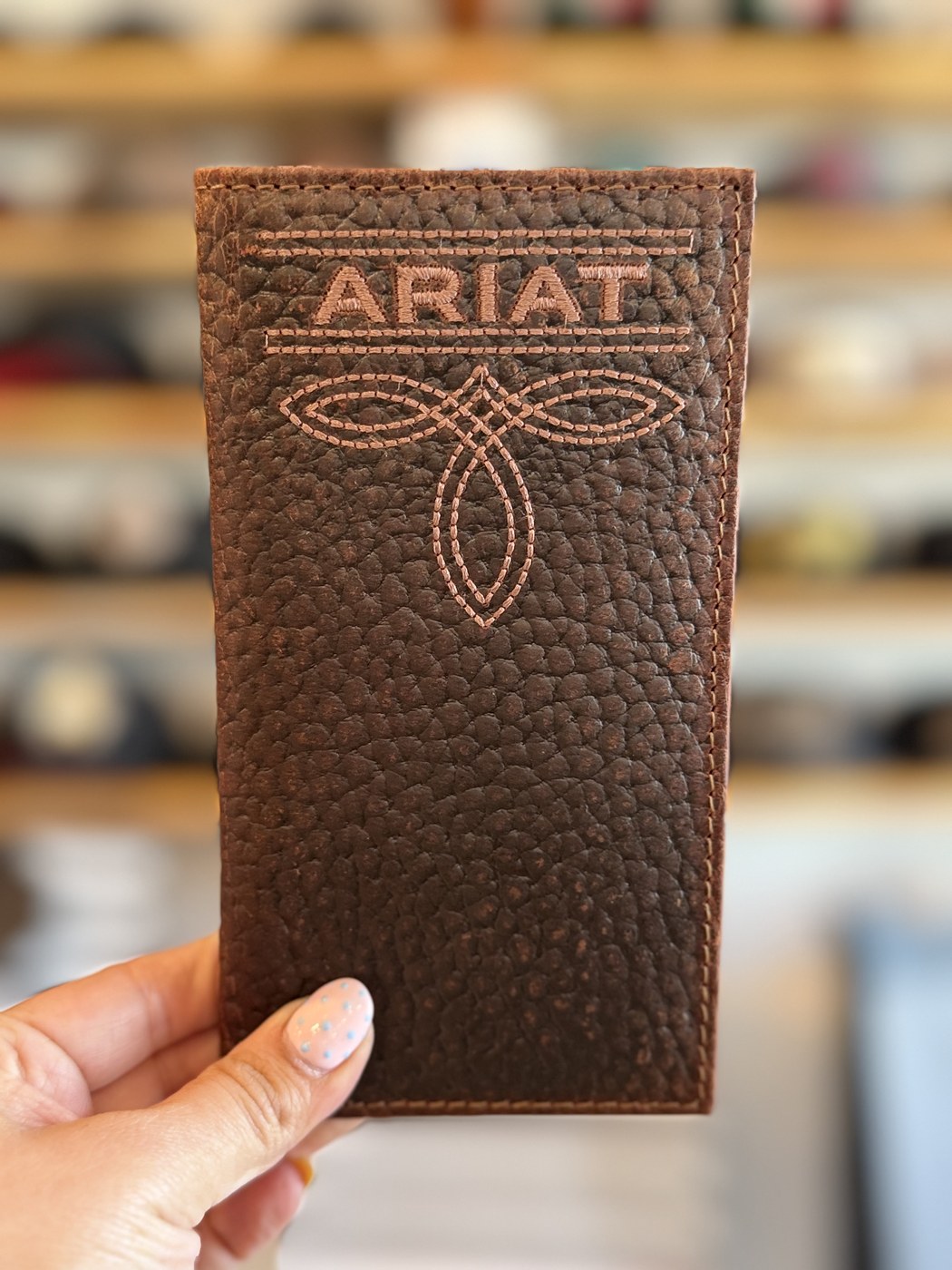 Cartera Ariat café texturizada