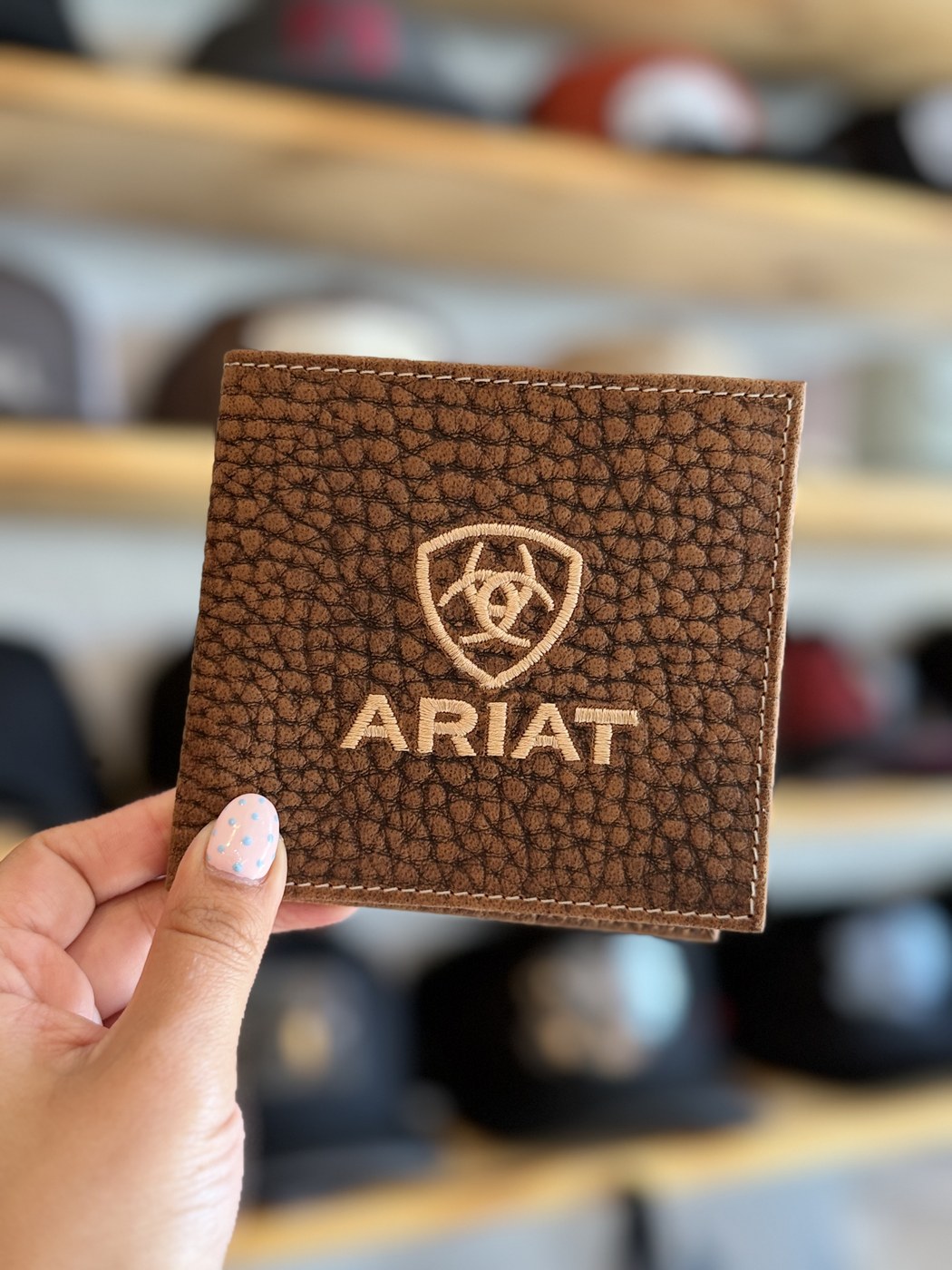Cartera de cuero con cruz