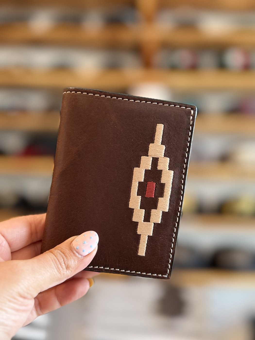 Cartera de cuero con diseño rojo