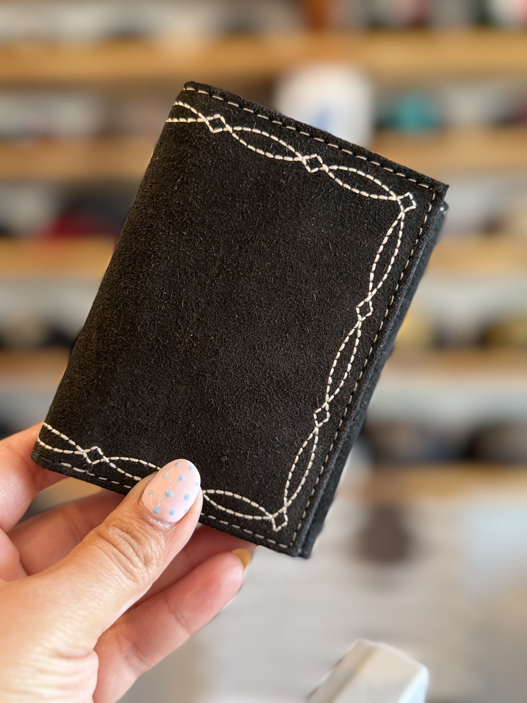 Cartera negra con costuras
