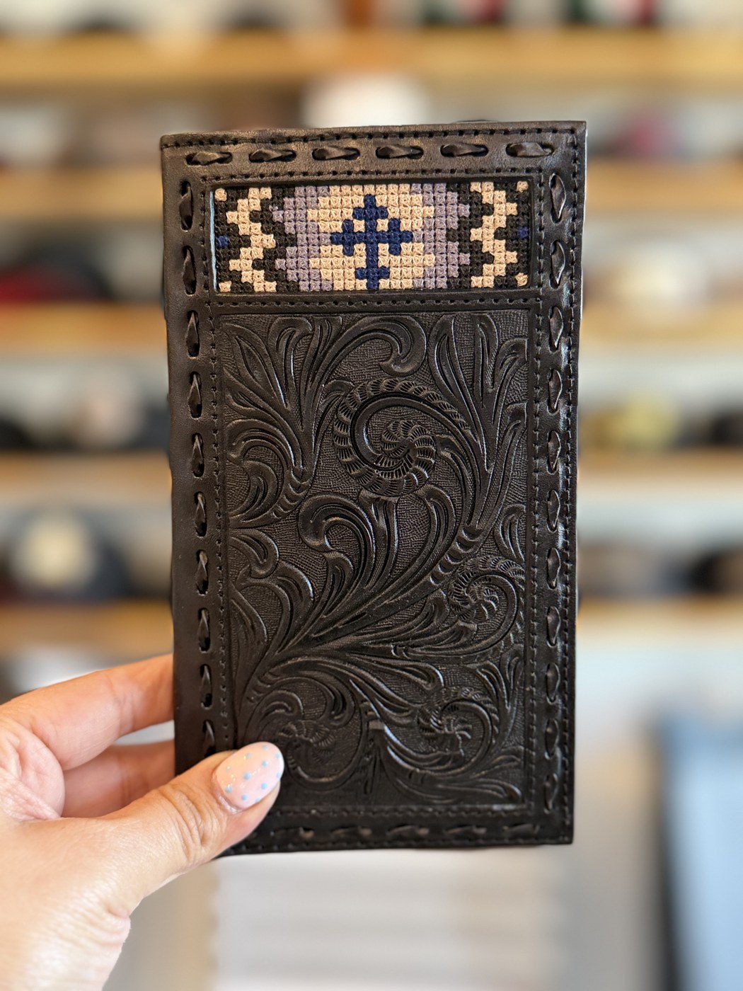 Cartera negra con cruz floral